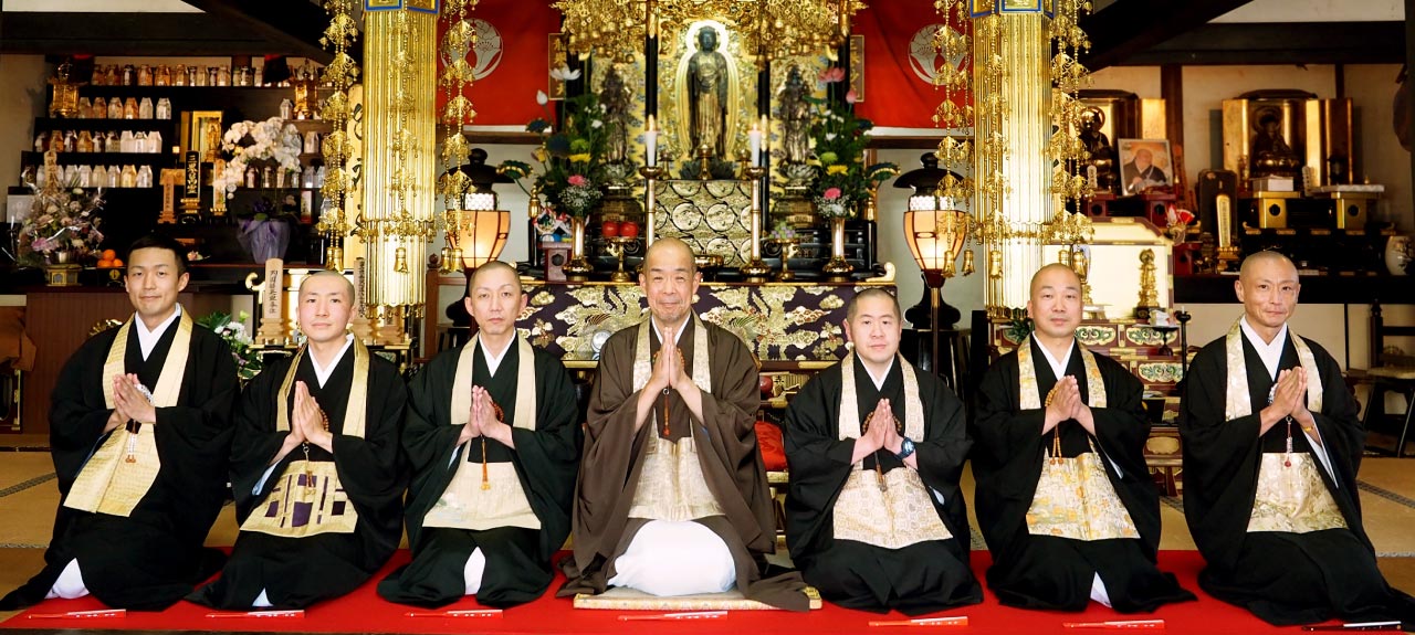 提携寺院・葬儀社募集のイメージ写真/お坊さんの集合写真