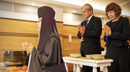 通夜式読経の写真